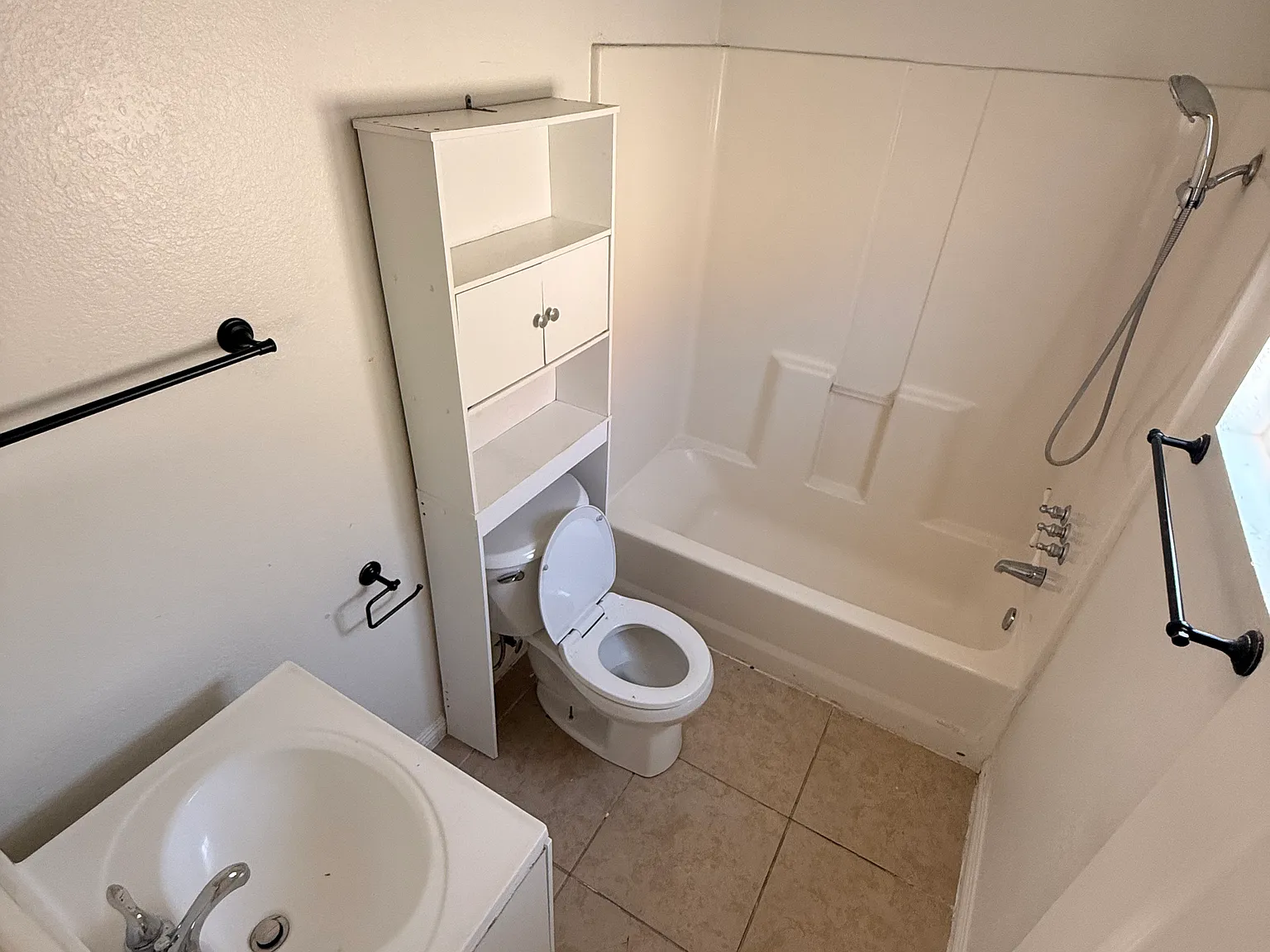 5 bed, 1650 sqft, $5,000 — Photo 2