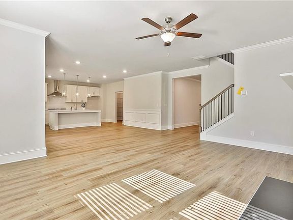 4th image of 335 Caledonia Ct