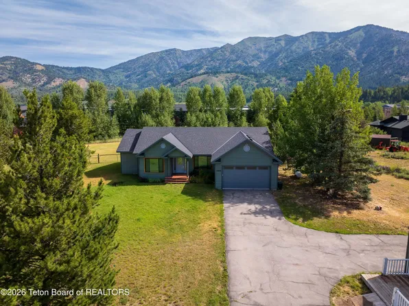 68 Kelly Ln, Alpine, WY 83128