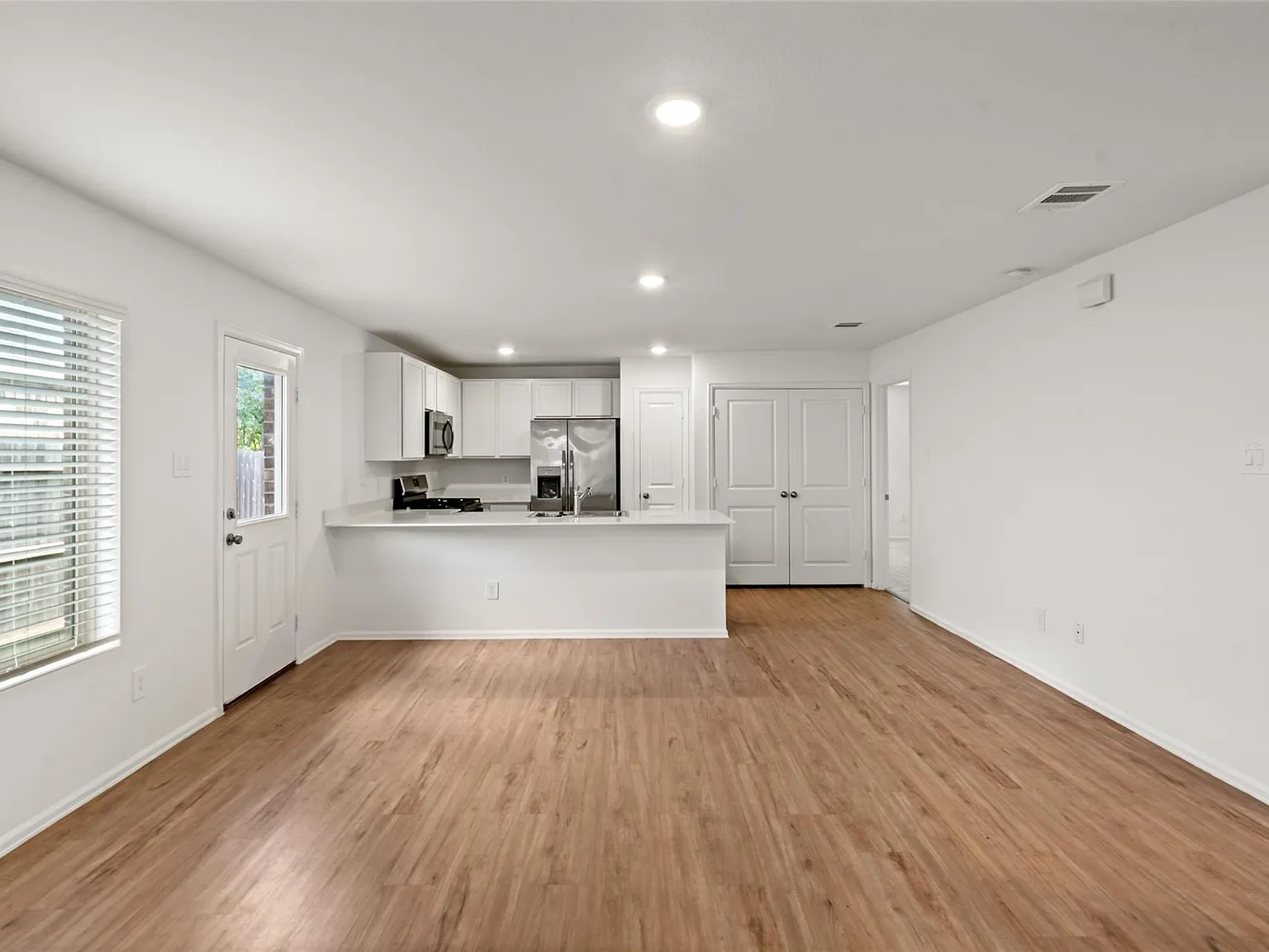 3 bed, 2.0 bath, 1311 sqft, $1,700 — Photo 4