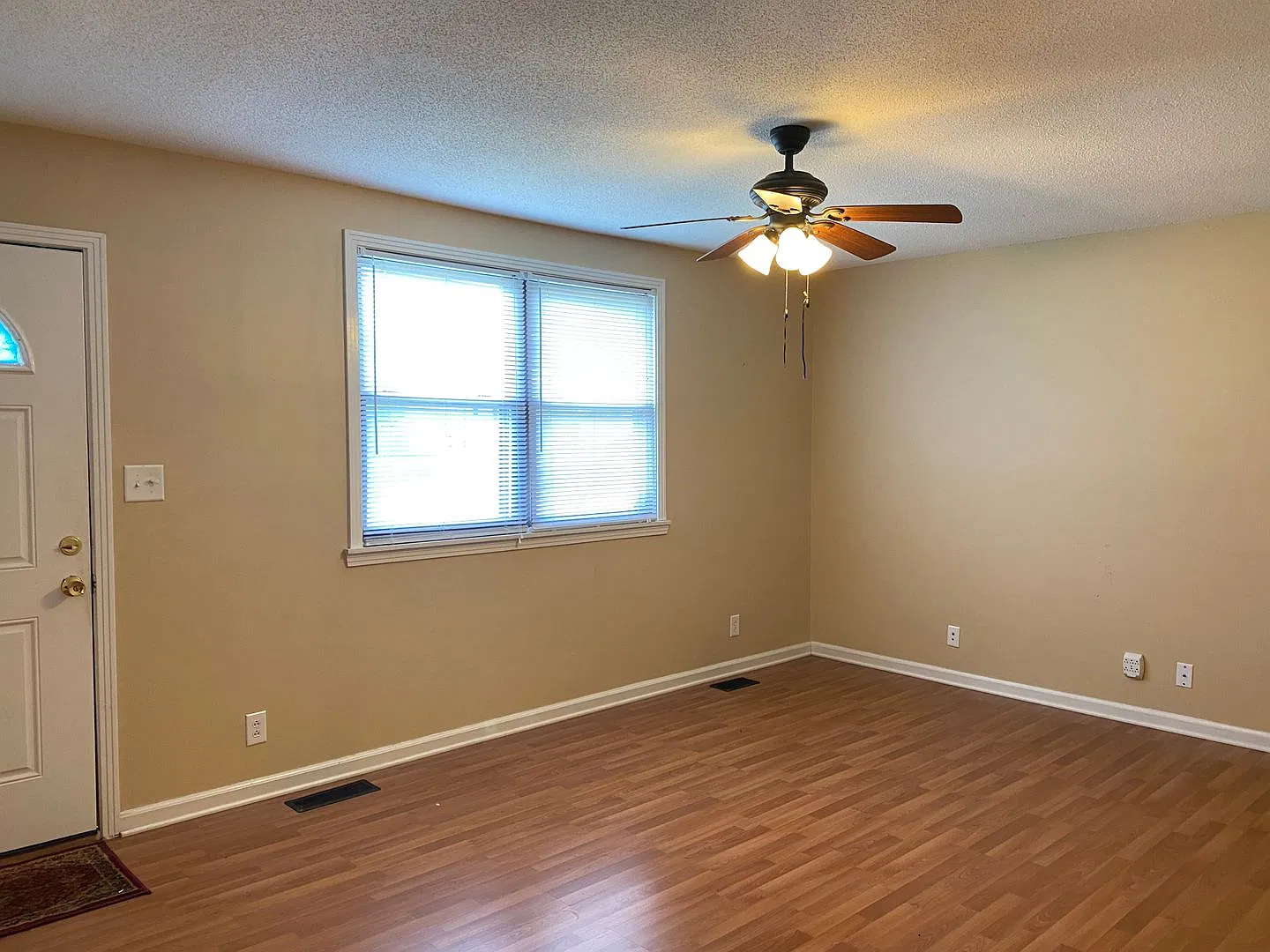 Cute Rental! 3 Bed 1 Bath off Dover Rd. — Photo 2
