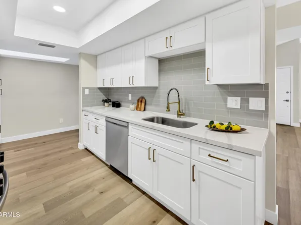 927 E CHARLESTON Avenue, Phoenix, AZ 85022