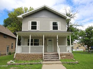 816 N 4th St, Grand Forks, ND 58203