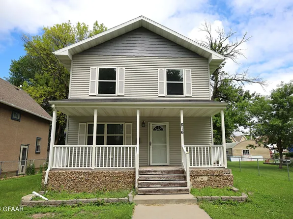 816 N 4th St, Grand Forks, ND 58203