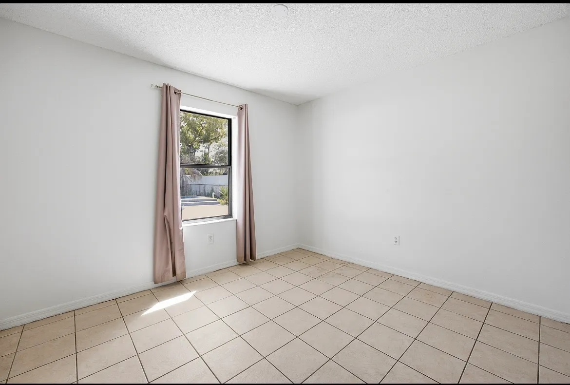 3 bed, 1118 sqft, $2,300 — Photo 4