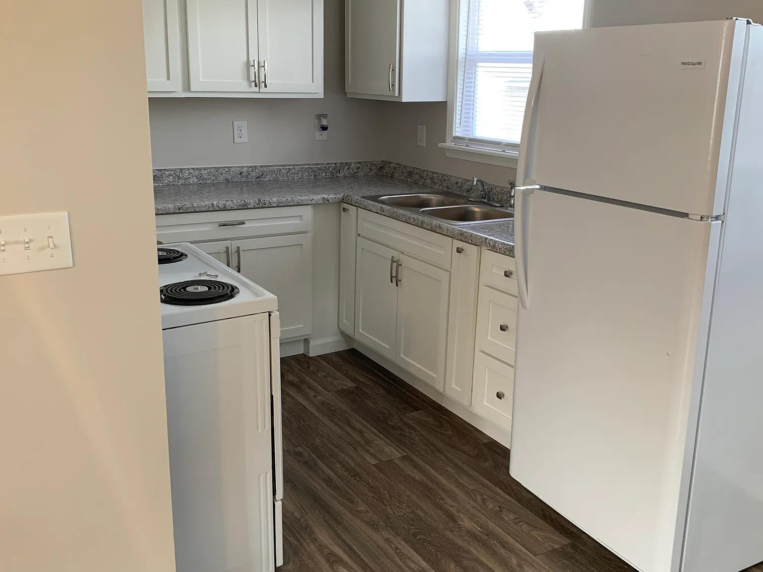 3 bed, 921 sqft, $1,490 — Photo 2