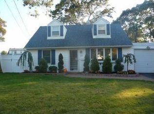 29 Cottage Dr, Massapequa, NY 11758