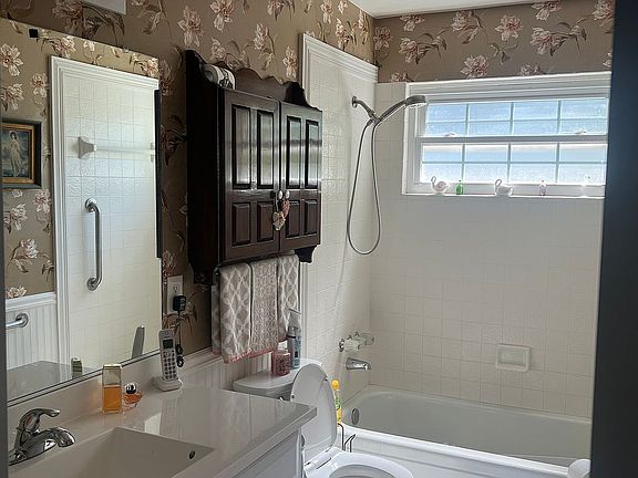2nd image of 3729 Gladstone Dr