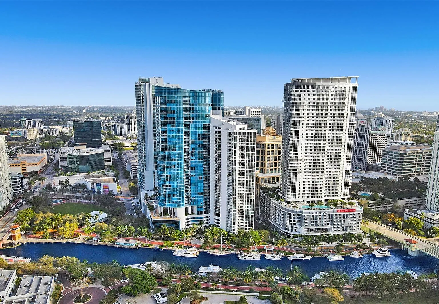 Las Olas River House Cond — Photo 1