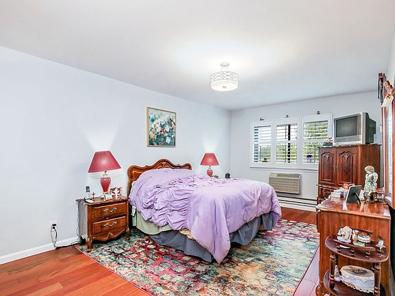 Master bedroom with en-suite and Walk-In Closet