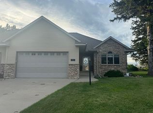 3250 Pinnacle Ct, Mason City, IA 50401