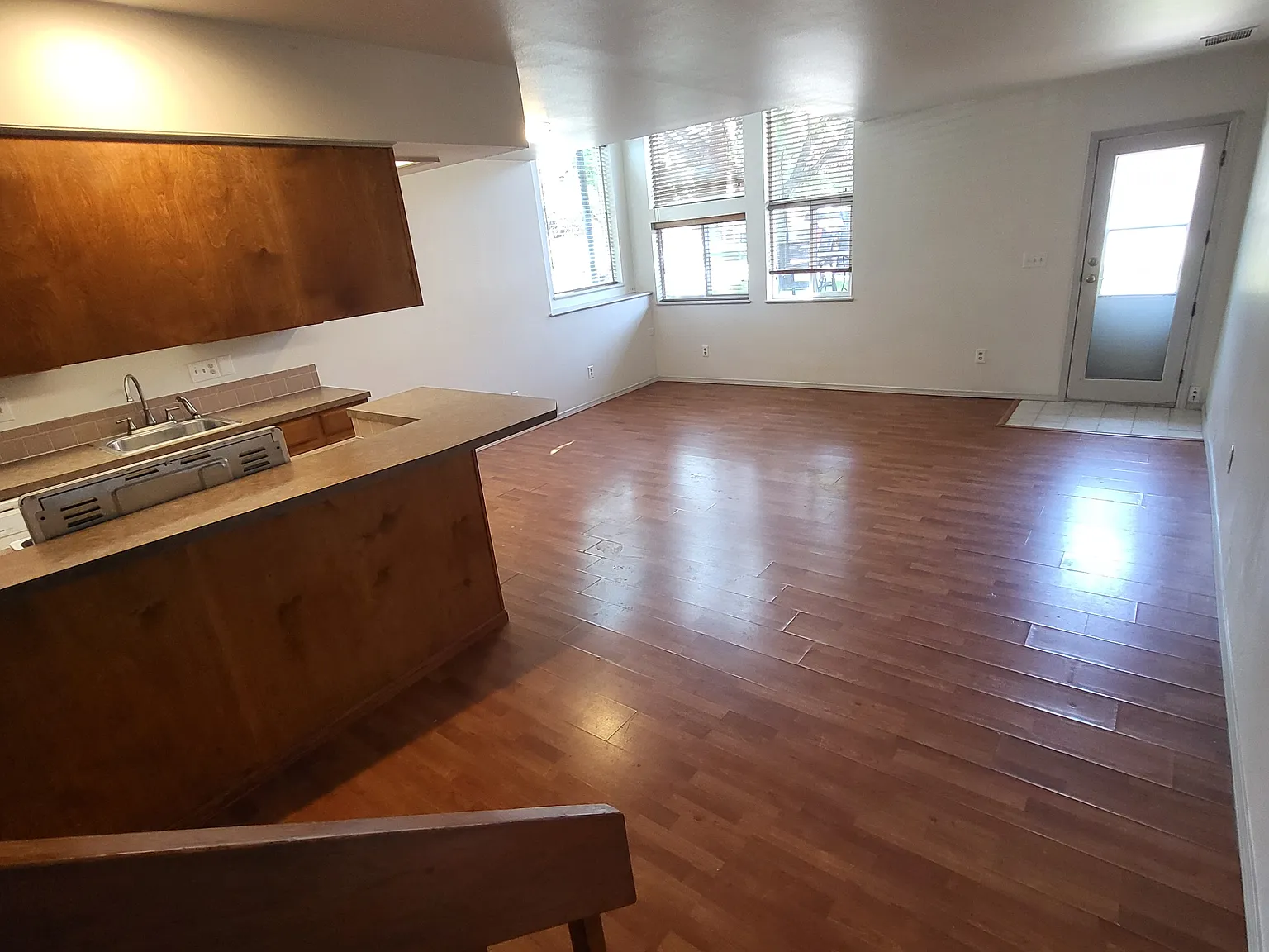 1 bed, 1.5 bath, 906 sqft, $1,650 — Photo 4