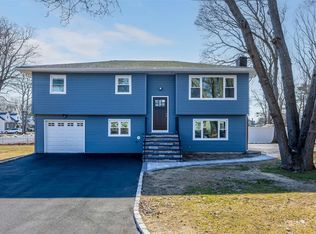 1054 Celia St, West Islip, NY 11795