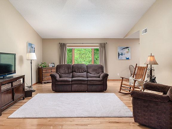 4th image of 240 Red Apple Dr