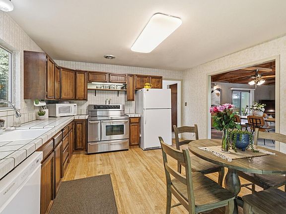 4th image of 12 Azalea Ave