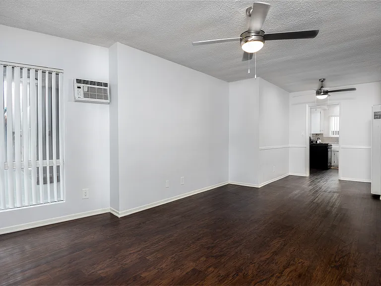 Kingsley Apartments — Photo 22