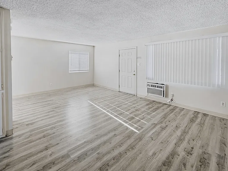 1148 El Paseo St #7 — Photo 5