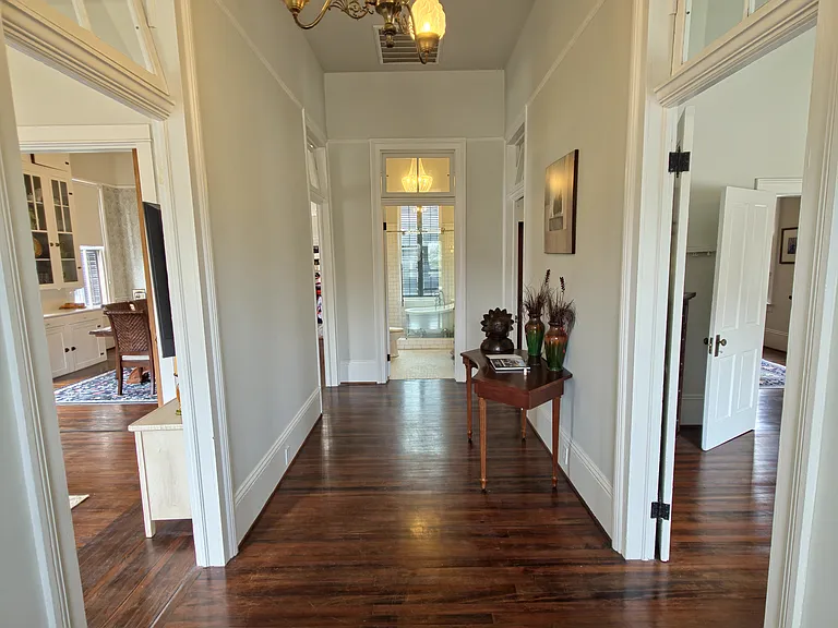 902 Winnie St — Photo 4