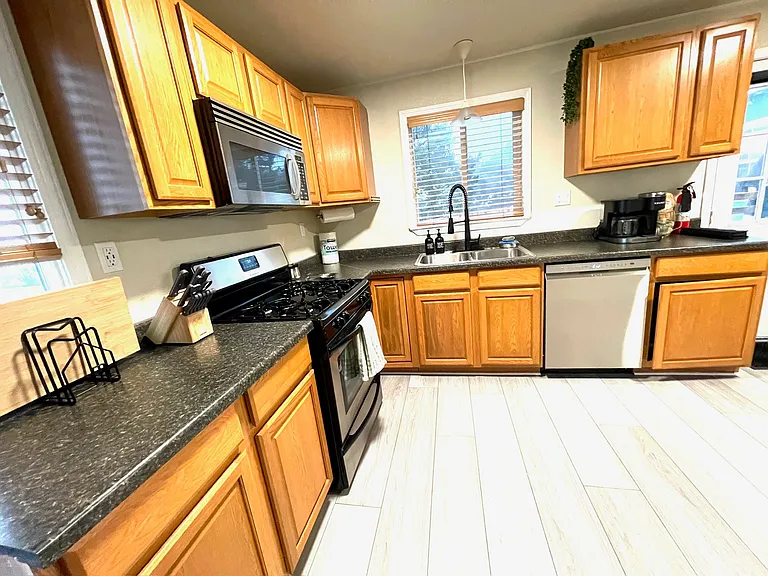 Manor Dr — Photo 30