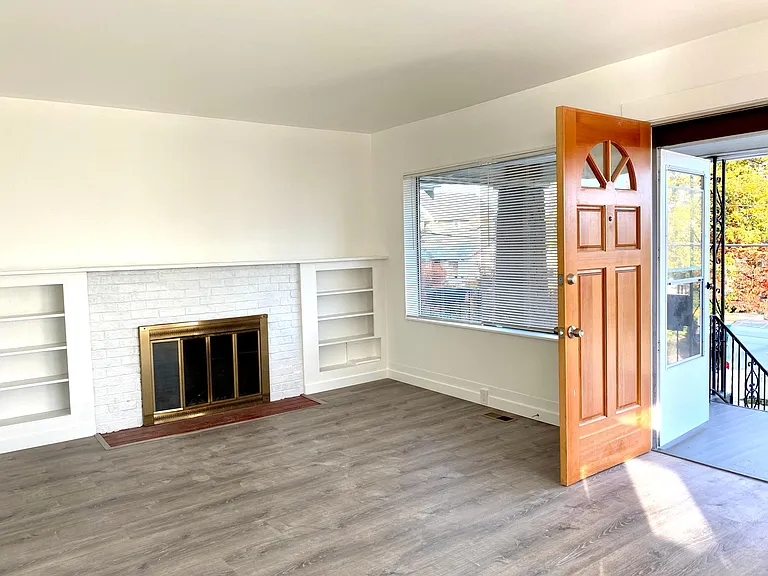 4457 Whitman Ave N — Photo 7