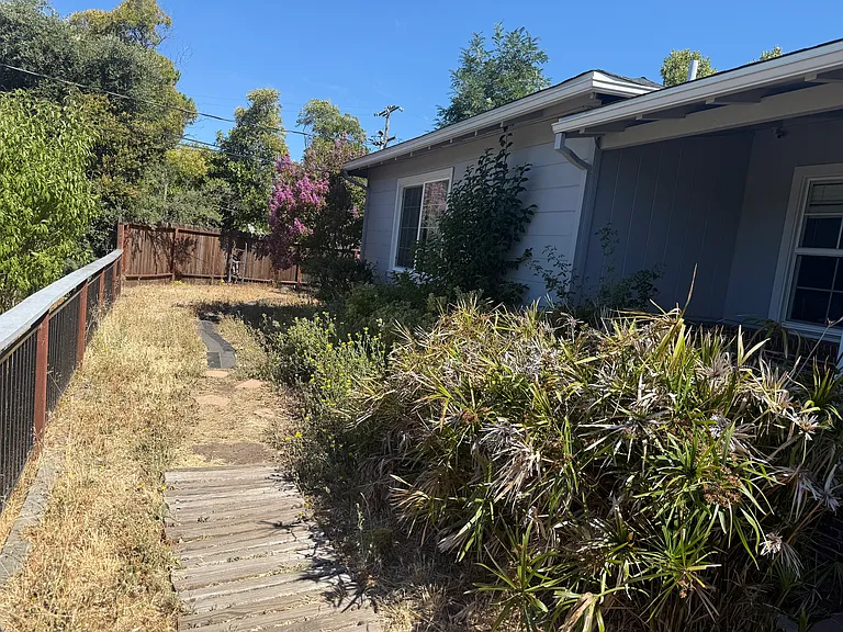 2090 Esperanza Dr — Photo 10