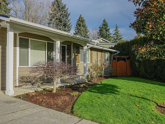 Front Yard facing cul-de-sac