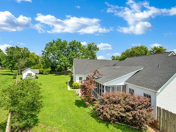 Cul-De-Sac Private Backyard