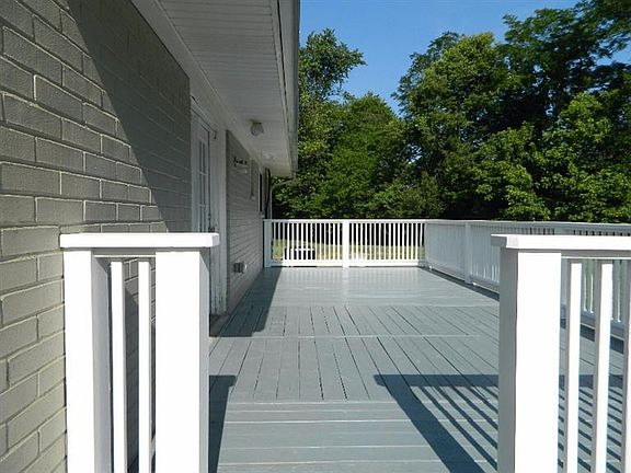 4th image of 834 Veralois Ln