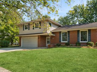 2237 Midhurst Rd, Downers Grove, IL 60516