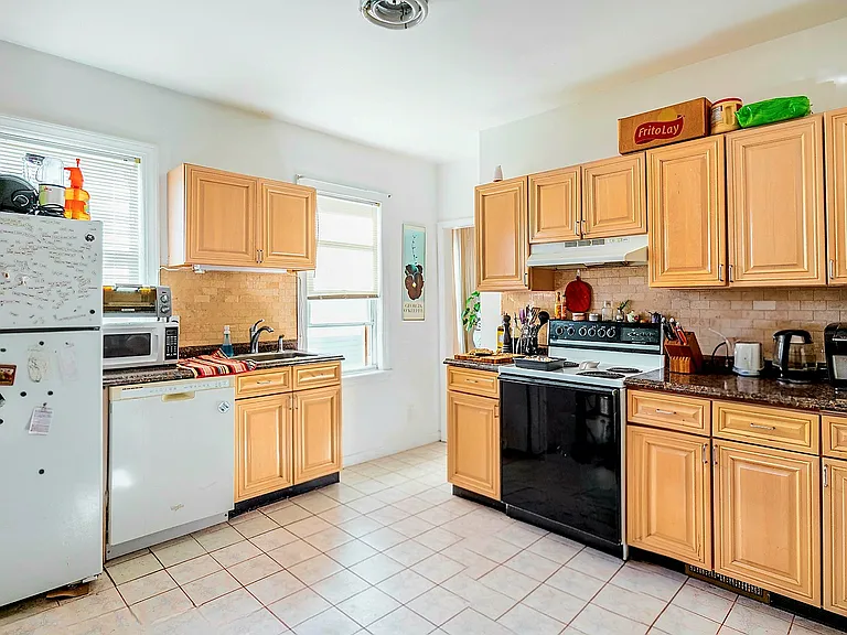 66 Brooks St #4 — Photo 1