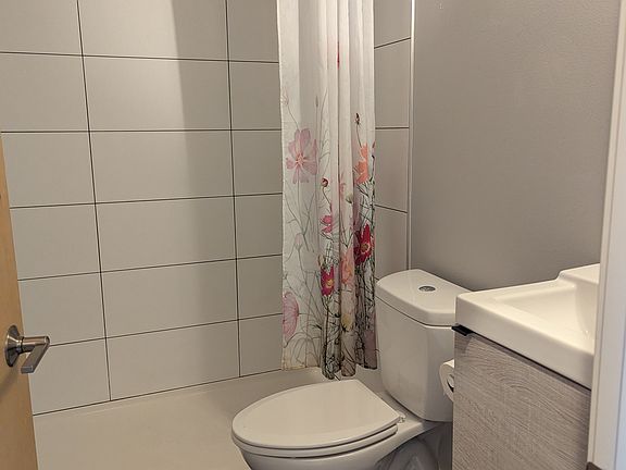 5th image of 979 N 45th St