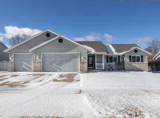 1527 Cliffview Ave, Onalaska, WI 54650