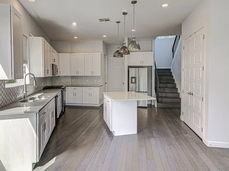 2406 E 16th St — Photo 10