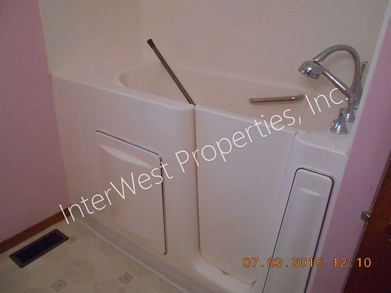 8438 SE Market St — Photo 12