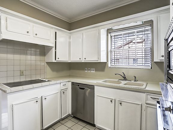 5th image of 330 Kingscourt Dr