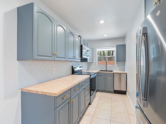 4th image of 601 SE 5th Court #103