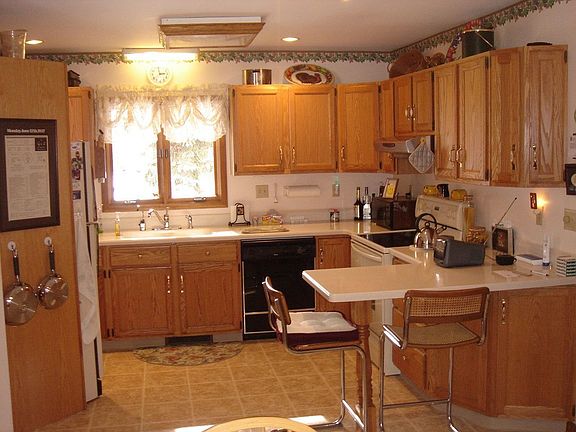 Experience the joy of cooking in this fully-equipped kitchen w/all appliances.