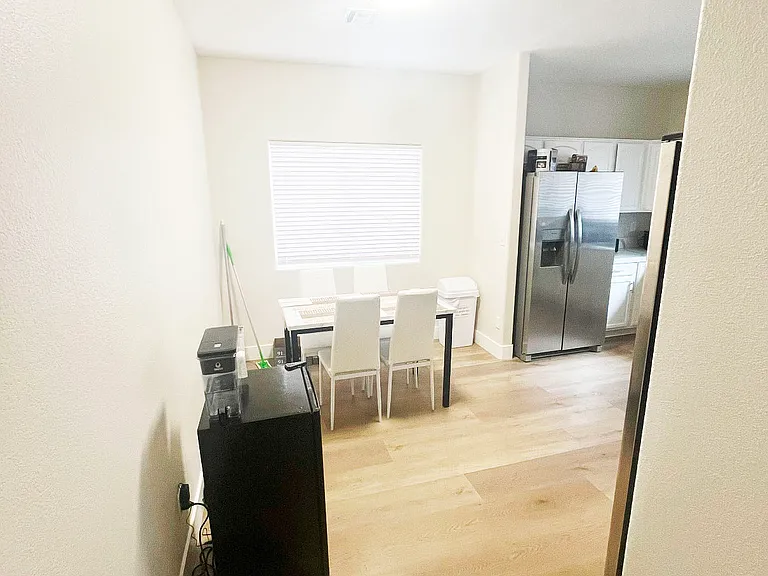 Gold Flash Ave — Photo 4