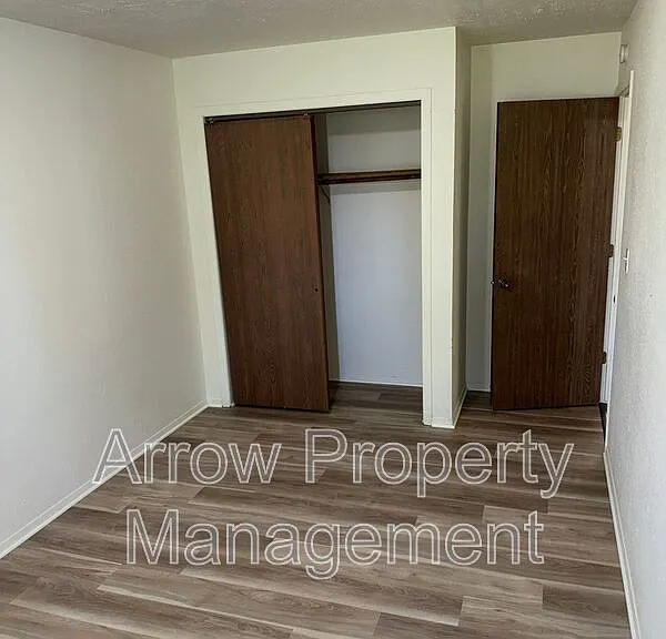 305 N East St #11 — Photo 8