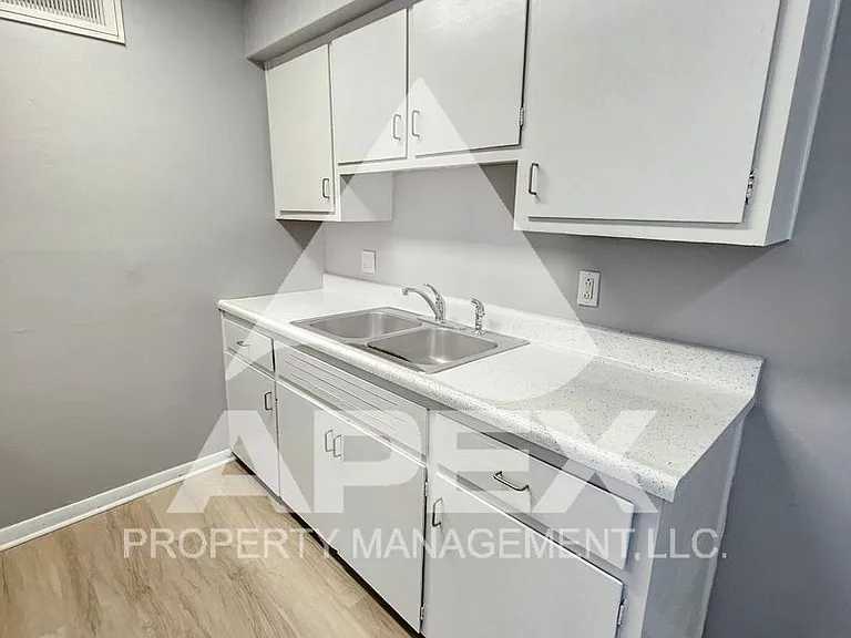 Springdale Apartments — Photo 10