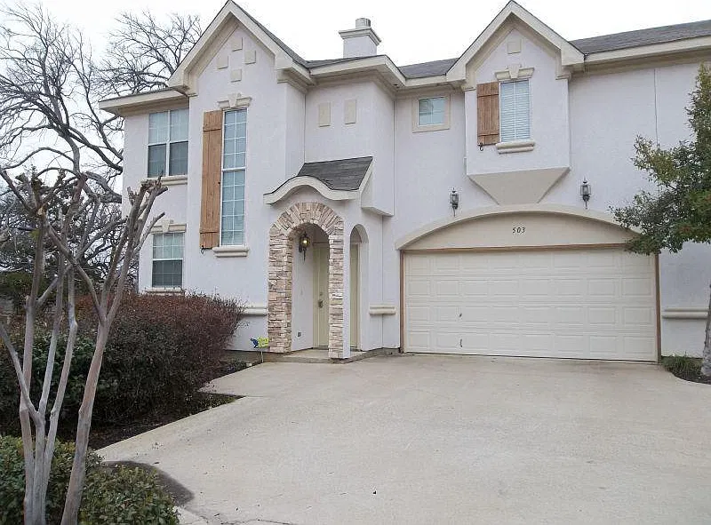 3 bed, 2.5 bath, 1400 sqft, $2,200 — Photo 1