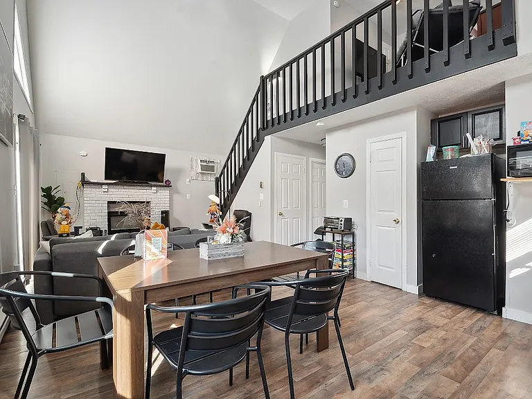 1175 Tree Top Dr — Photo 3