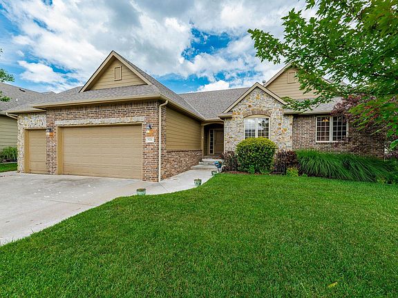 3rd image of 826 N Crescent Lakes Ct