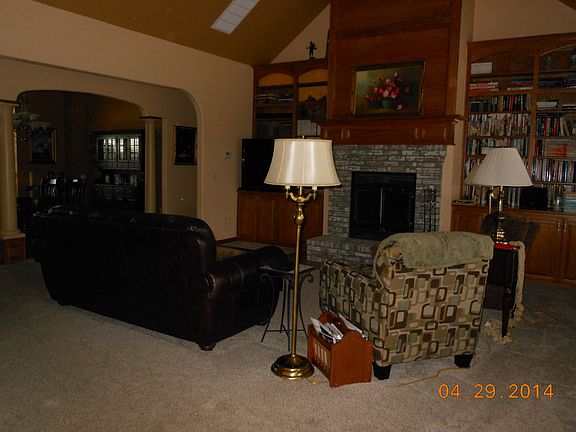 Great room w/fireplace