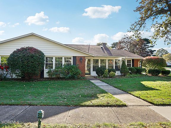 3rd image of 961B Argyll Circle