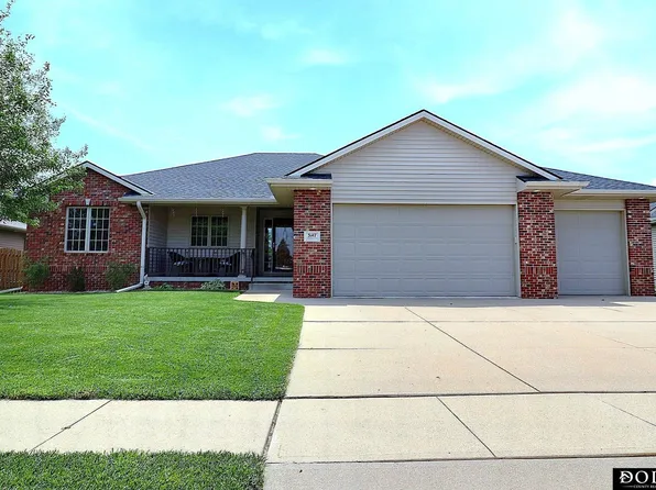3147 Applewood Dr, Fremont, NE 68025