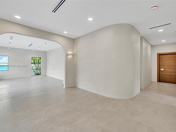 4th image of 1323 Cleveland Rd