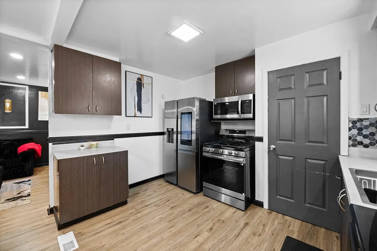 4 bed, 818 sqft, $1,599 — Photo 4