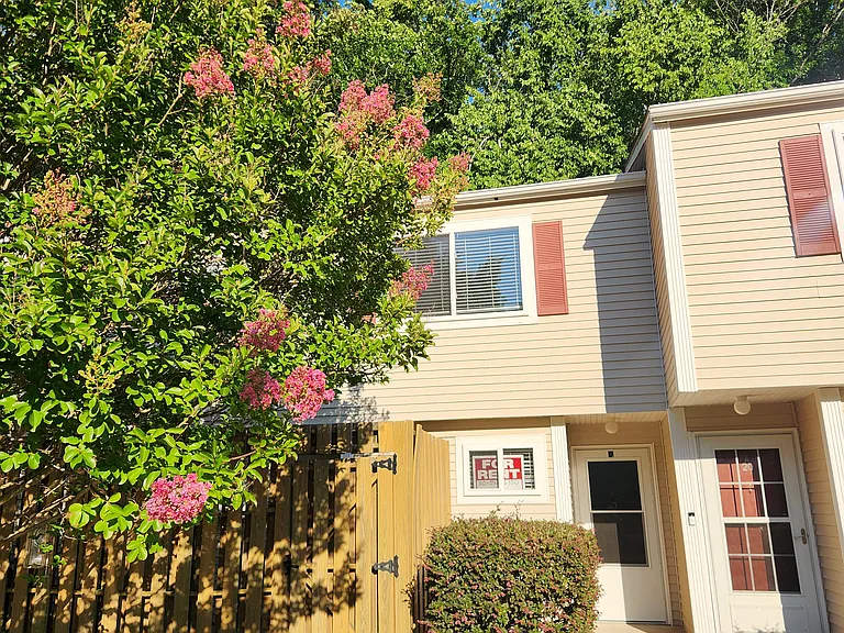 220 Elizabeth St #A21 — Photo 2