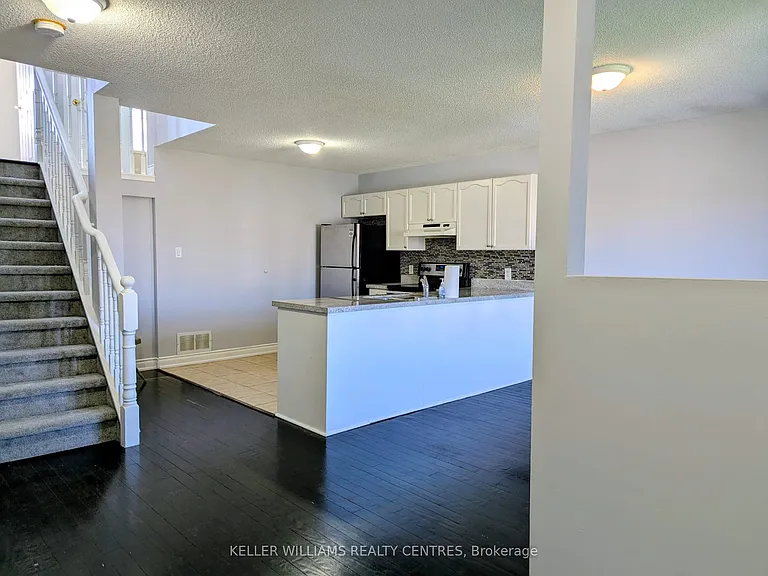152 Madelaine Dr #UPPER — Photo 3